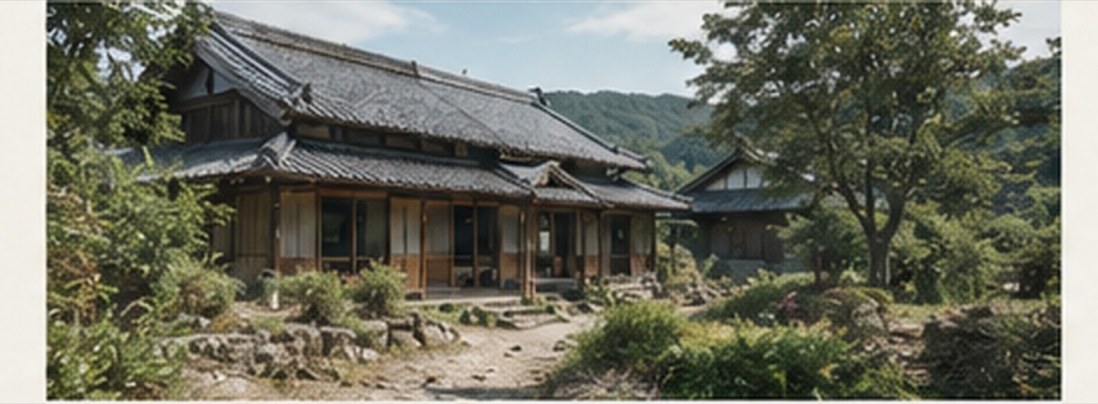 山あいに建つ再生を待つ古民家の外観